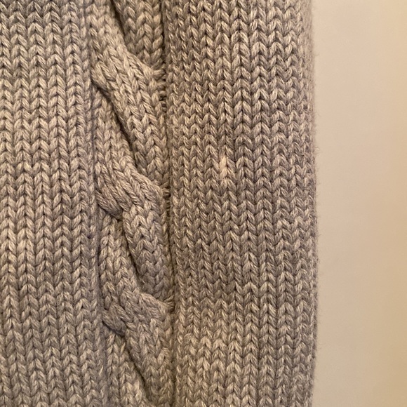 Izod V-neck cable sweater - Picture 3 of 9